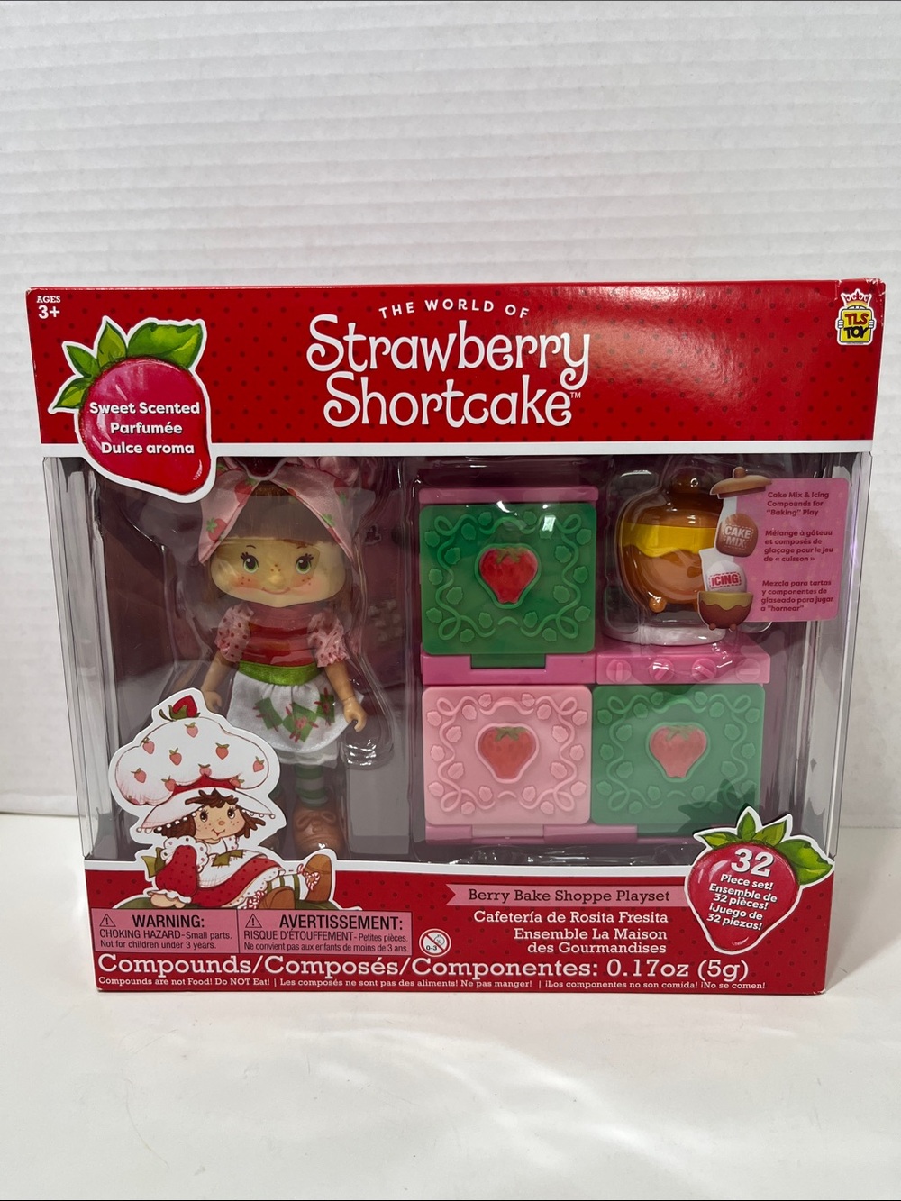 STRAWBERRY SHORTCAKE doll Berry Bake Shoppe playset NWT the loyal subjects toy
